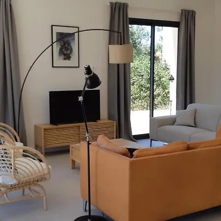 Maison Contemporaine Au Paradou. Piscine. Paradou